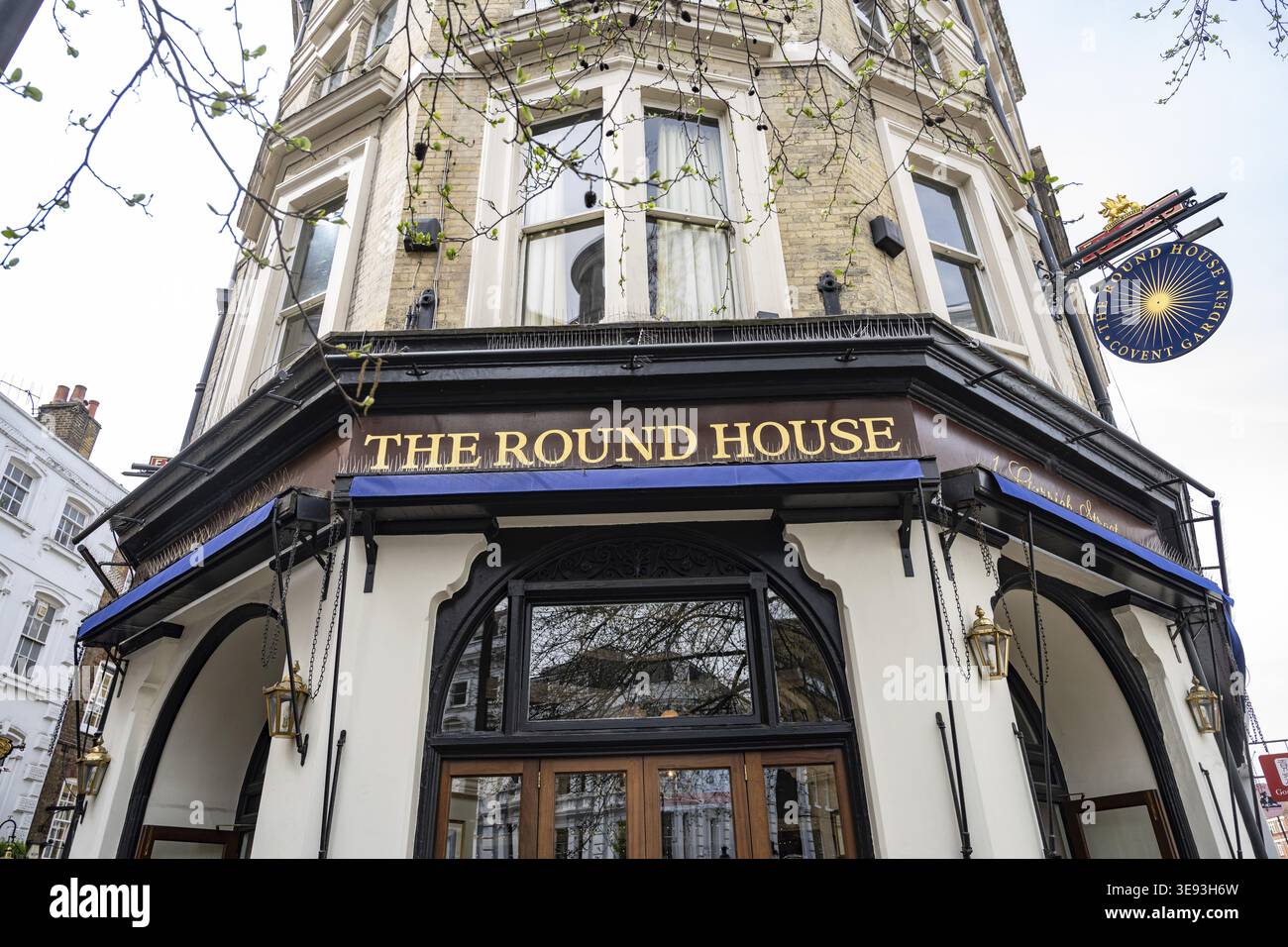 Londra, Regno Unito. 9 aprile 2026. Esterno del Roundhouse Pub a Covent Garden, un tradizionale pub britannico popolare tra gli appassionati di teatro e tour Foto Stock