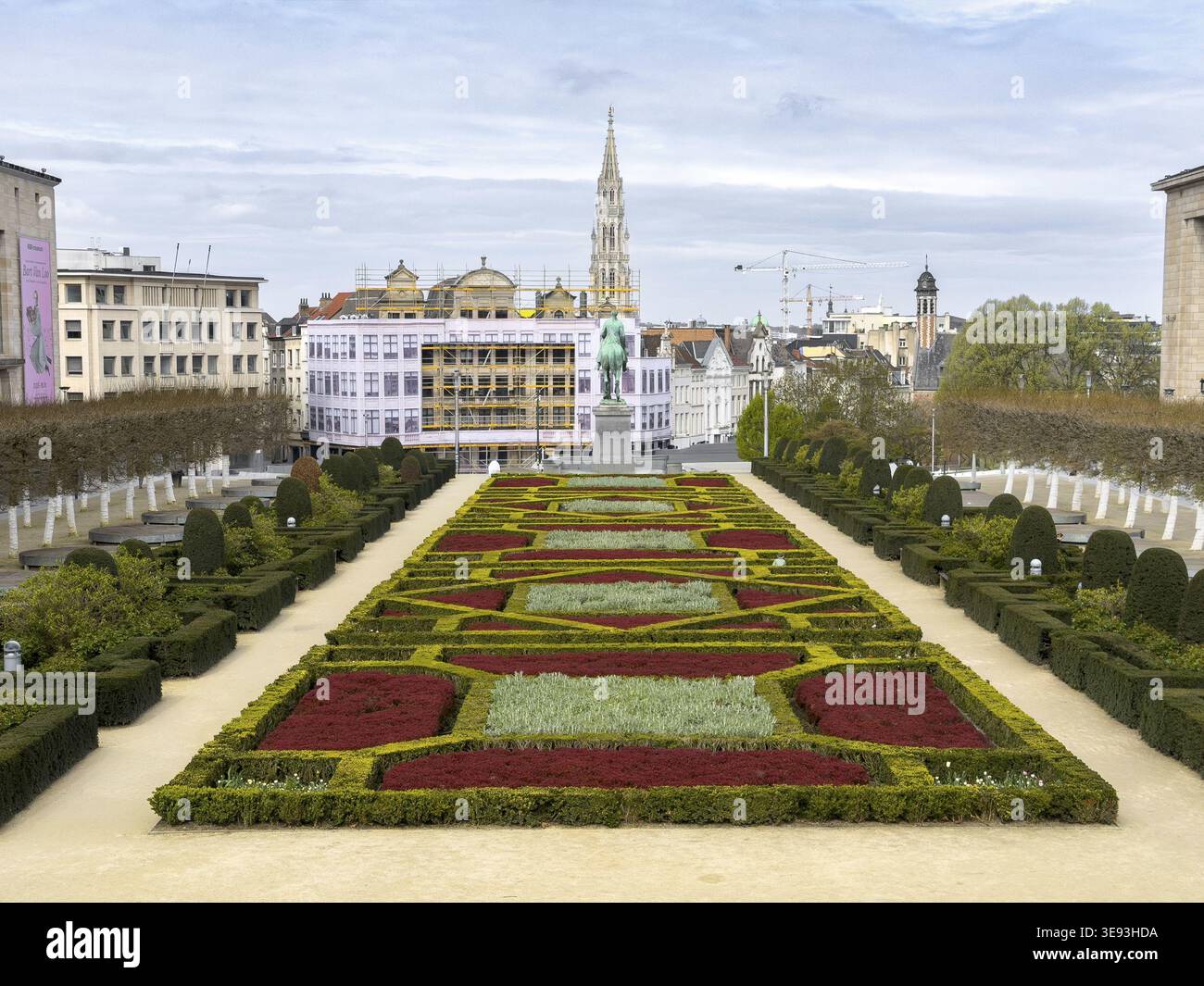 Giardino geometrico al Mont des Arts con vista sulla statua di Alberto i e sulla torre del municipio sullo sfondo, Bruxelles, Belgio Foto Stock