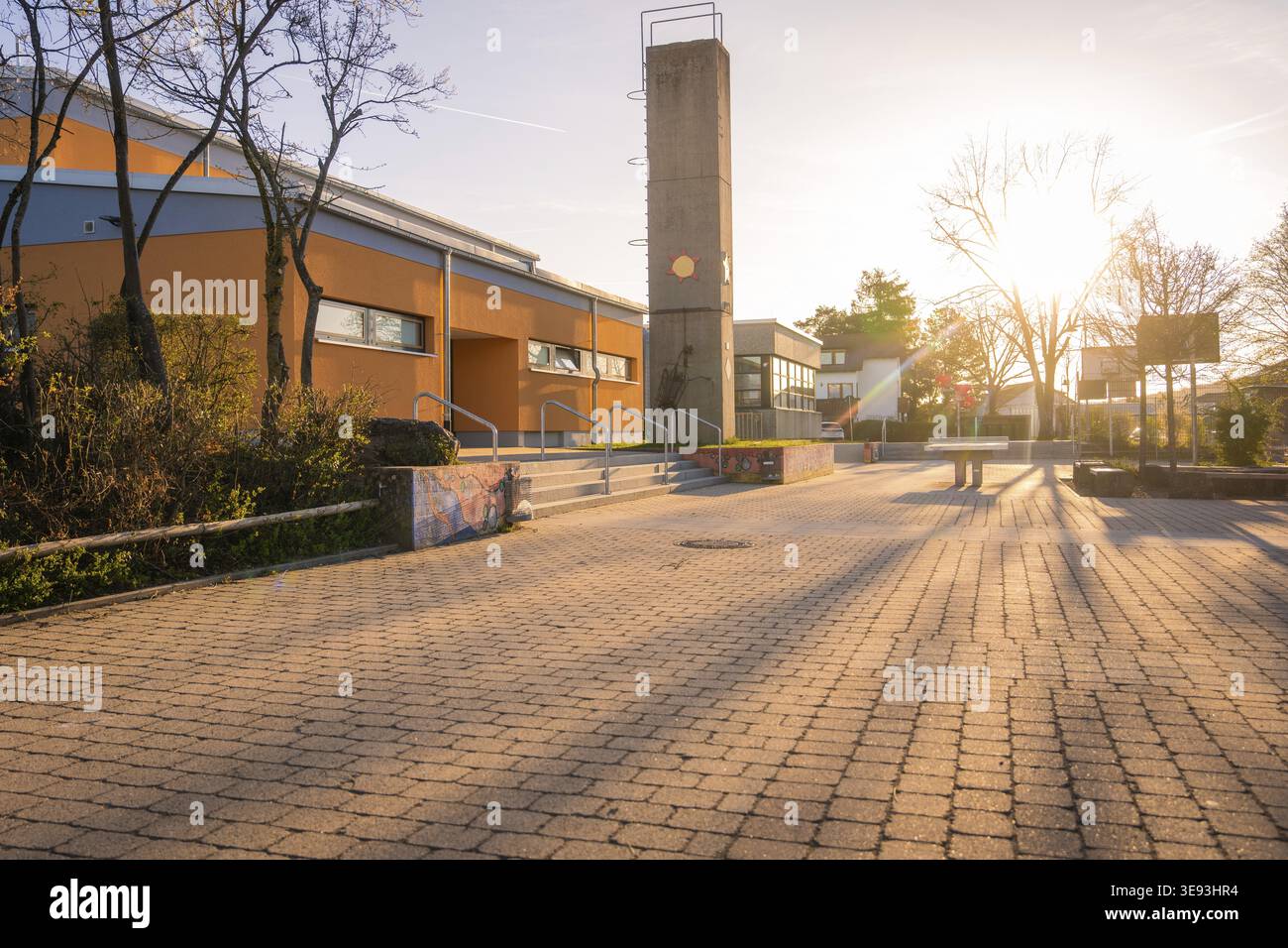 Edificio moderno al tramonto con alberi e dintorni tranquilli, Schlehengaeuschule, Gechingen, regione di Hecken e Gaeu, quartiere di Calw, Germania Foto Stock