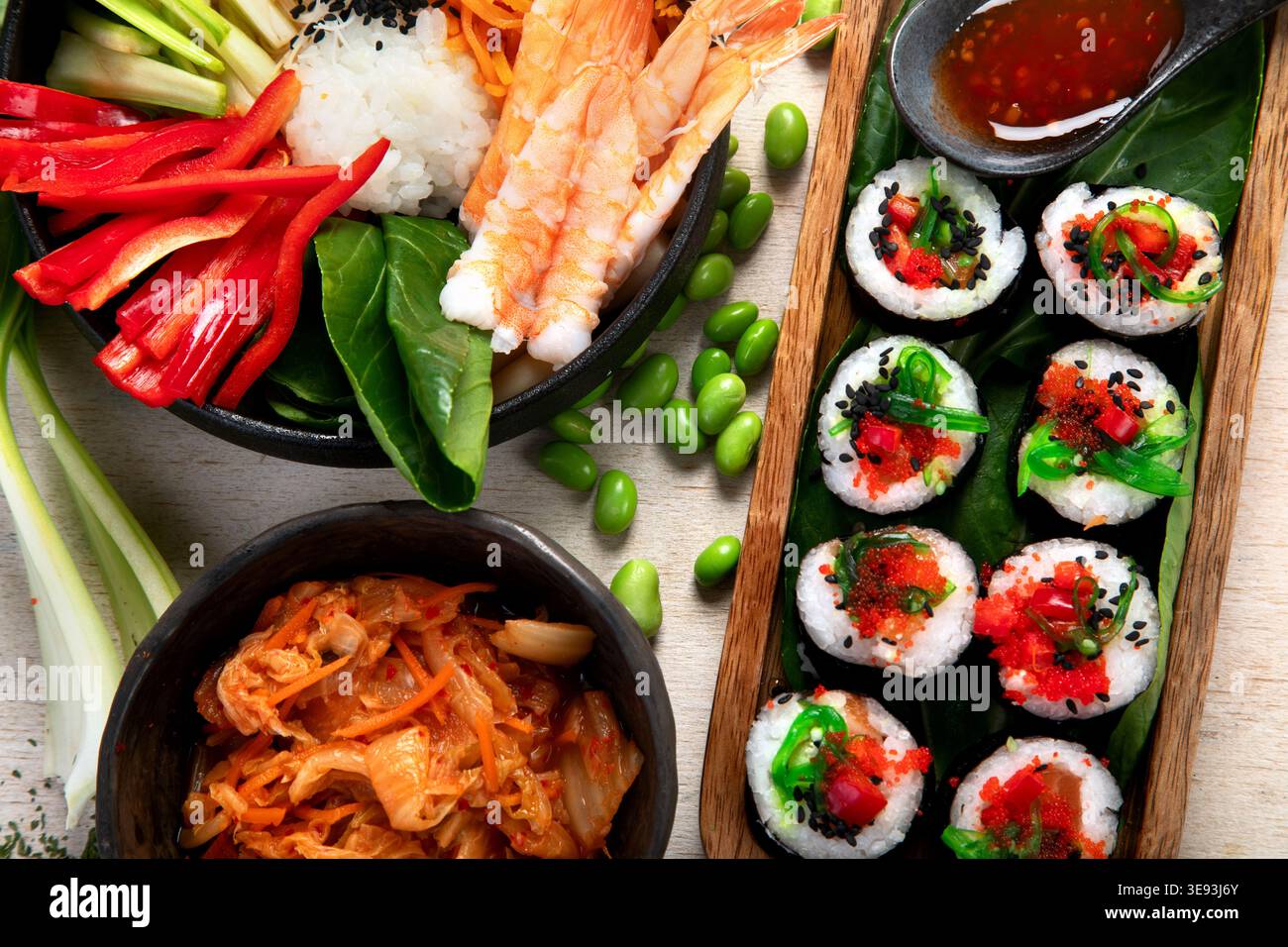 Cucina coreana, piatto tradizionale, nori roll in stile coreano su sfondo chiaro. Vista dall'alto. Foto Stock