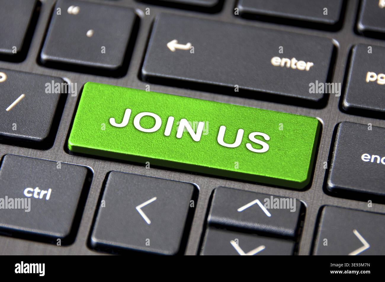 Concetto di business online - tastiera per notebook con pulsante verde join Us Foto Stock