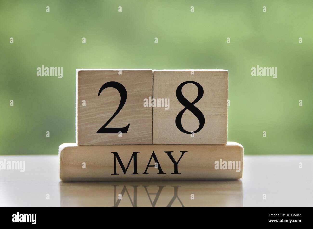 Maggio 28 calendario data testo su blocchi di legno con sfondo sfocato natura. Concetto di spazio di copia e calendario Foto Stock