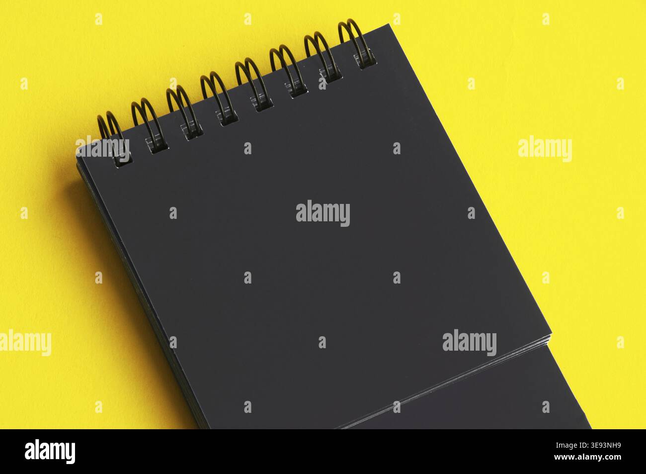 calendario da scrivania 2023 blu su sfondo giallo della copertina. Concetto di anno nuovo Foto Stock