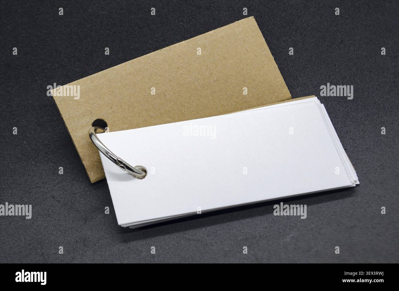 Blocco note bianco a forma di banner con spazio personalizzabile per il testo su sfondo nero Foto Stock