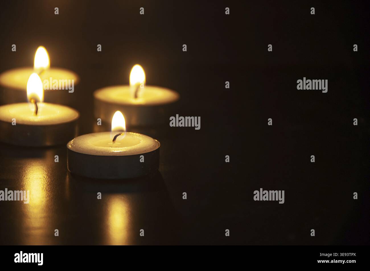 Brucia candele con spazio personalizzabile per testo o idee. Copia spazio Foto Stock