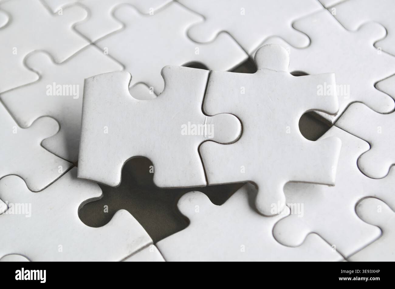 Collegamento di due parti del puzzle in perfetta armonia, a dimostrazione della chiarezza logica e del lavoro di squadra nel design Foto Stock