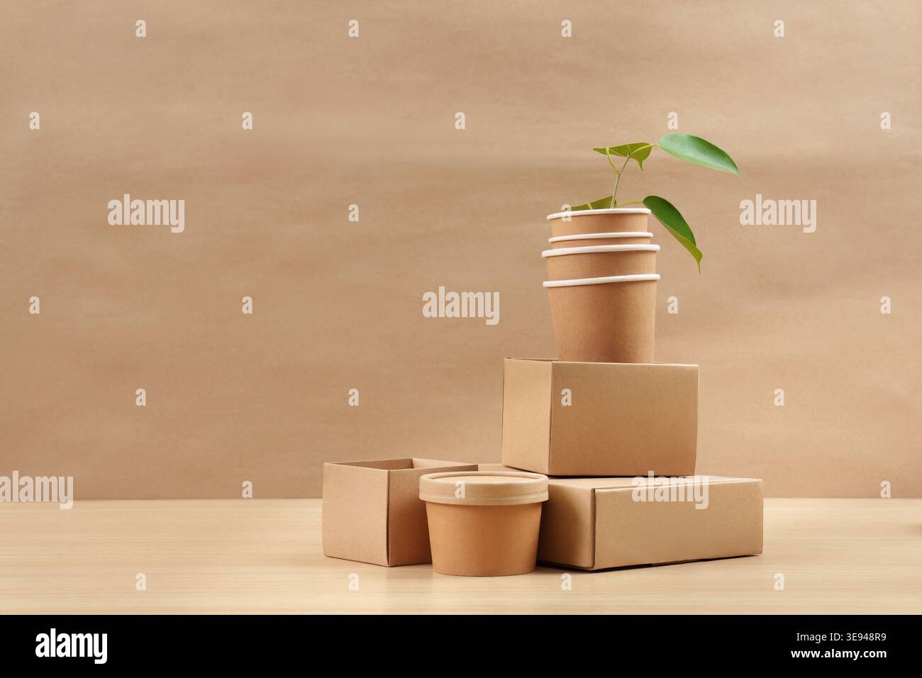 Imballaggio sostenibile con materiali ecologici e vegetali Foto Stock