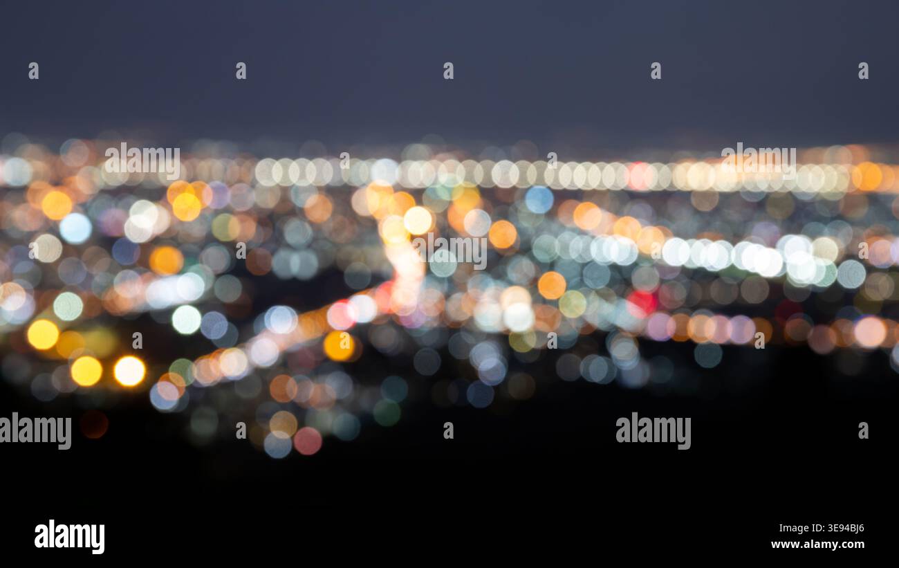 Luce bokeh astratta sfocata della città di notte per lo sfondo. Foto Stock