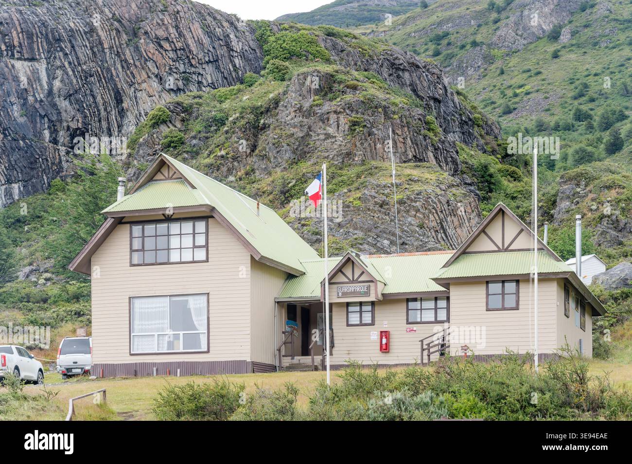 park Rangers Building vicino al lago Grey, girato con la luce nuvolosa estiva al parco nazionale Torres del Paine, ultima Esperanza, Magallanes, Cile Foto Stock