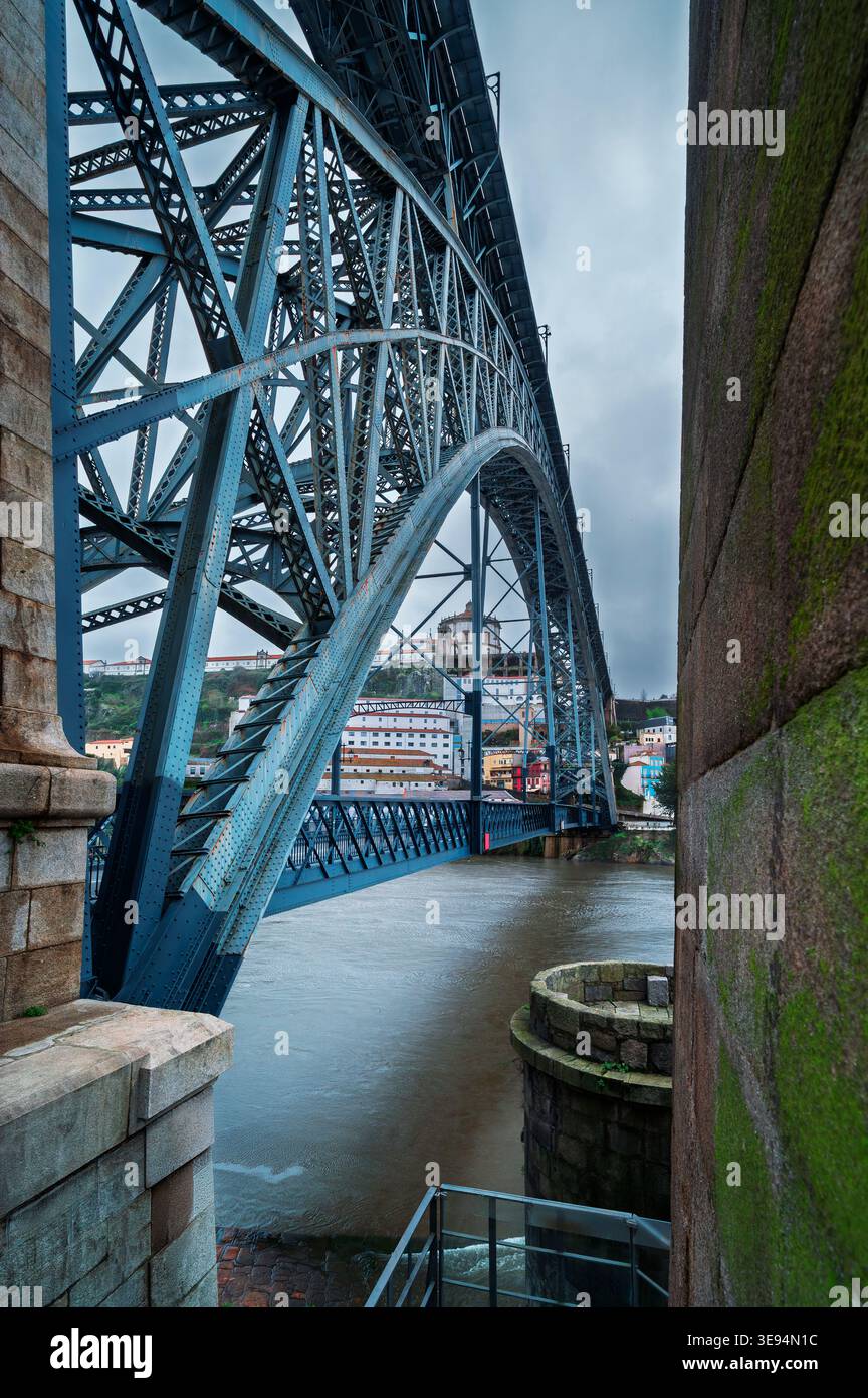 Ponte Dom Luis i che attraversa il fiume Douro a Porto, Portogallo Foto Stock