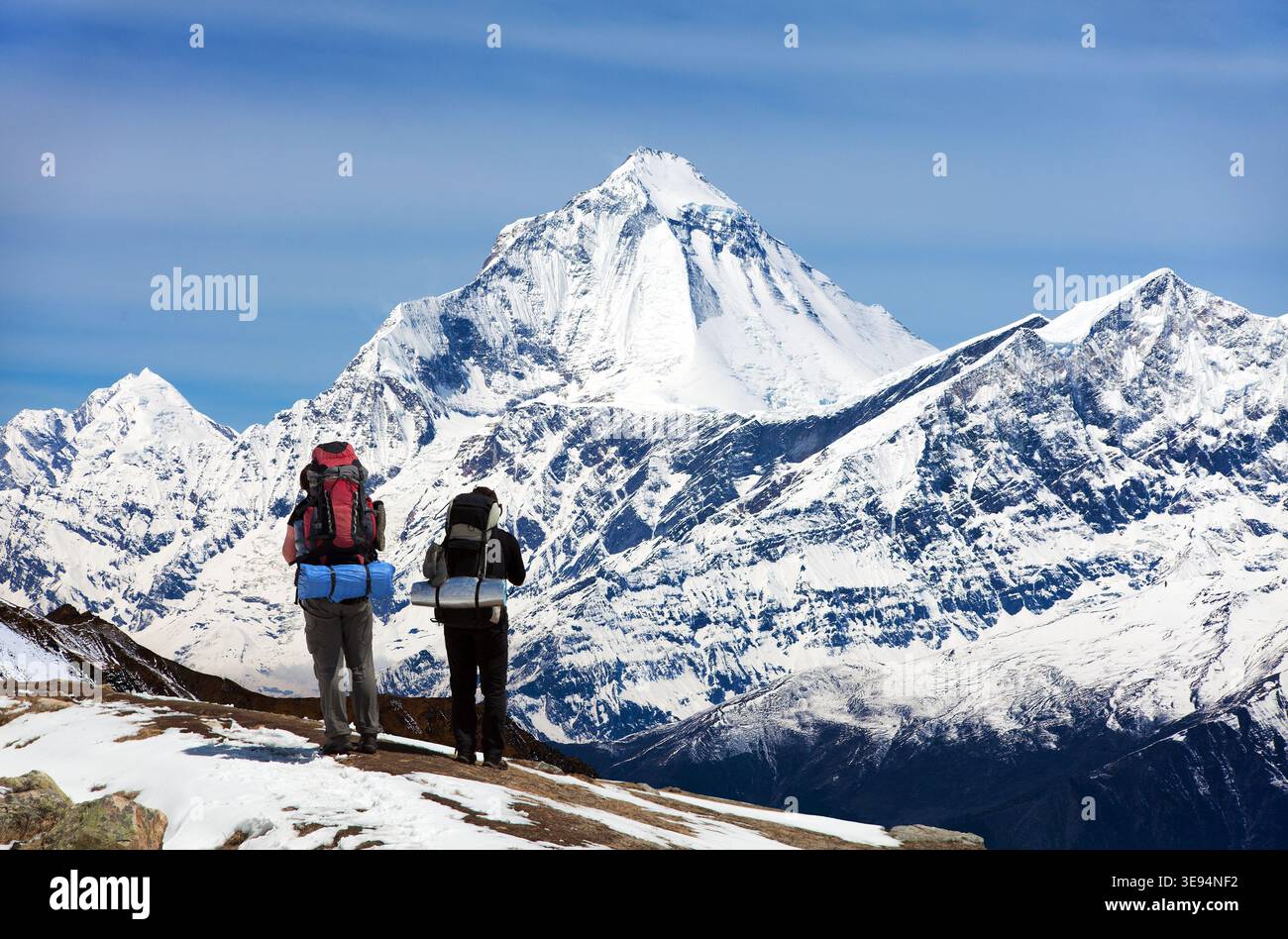 La vetta del monte Dhaulagiri, vista vicino al passo di Thorung la e a due escursionisti, il sentiero di trekking sul circuito del monte Annapurna, illustrazione vettoriale, il monte Nepal Himalaya Foto Stock