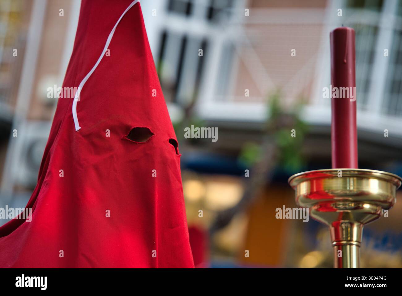 Nazareno porta una candela rossa in processione Foto Stock