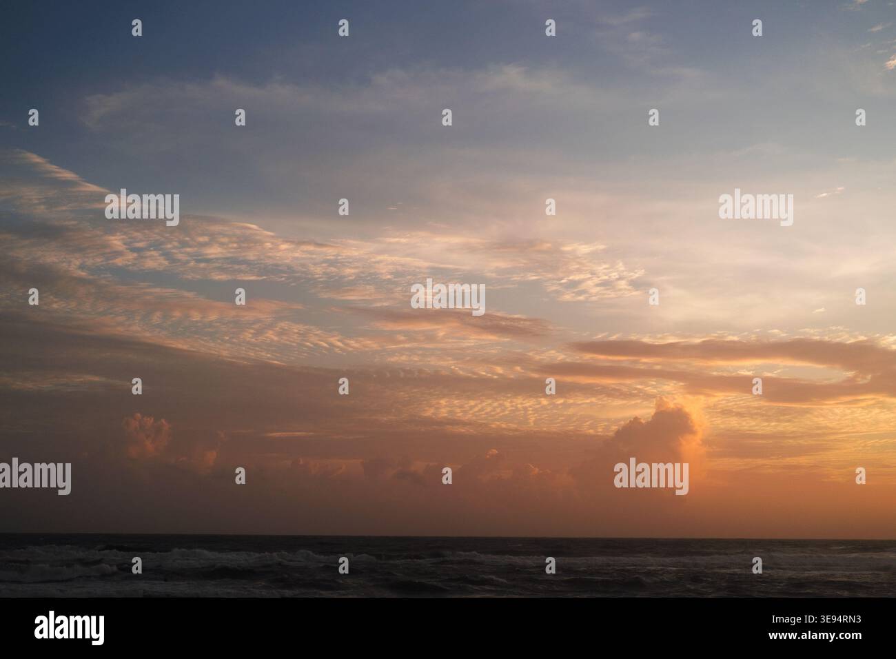 Spettacolare tramonto tropicale sopra l'oceano a Batu Bolong Beach, Canggu Foto Stock