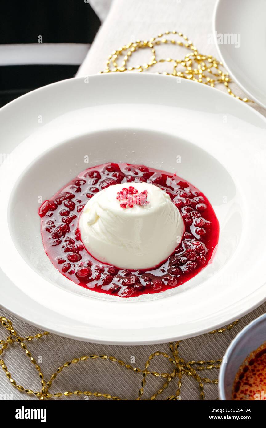 mousse alla vaniglia con marmellata di frutti di bosco Foto Stock