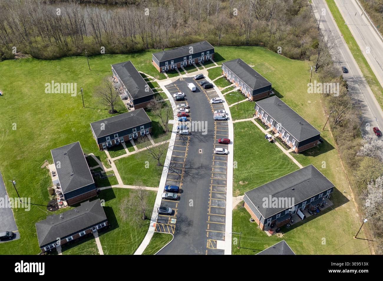 Vista dall'alto verso il basso delle case residenziali e delle strade asfaltate Foto Stock