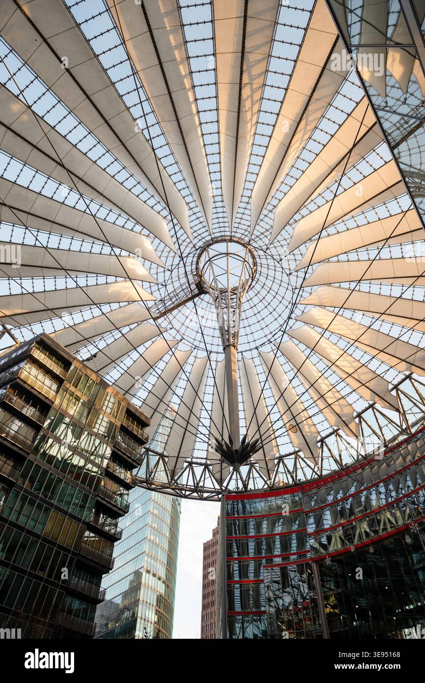 Struttura del tetto del Sony Center - visuale ad angolo basso del tettuccio in tessuto e vetro. La struttura architettonica a "ombrello" si irradia da un albero centrale. Foto Stock