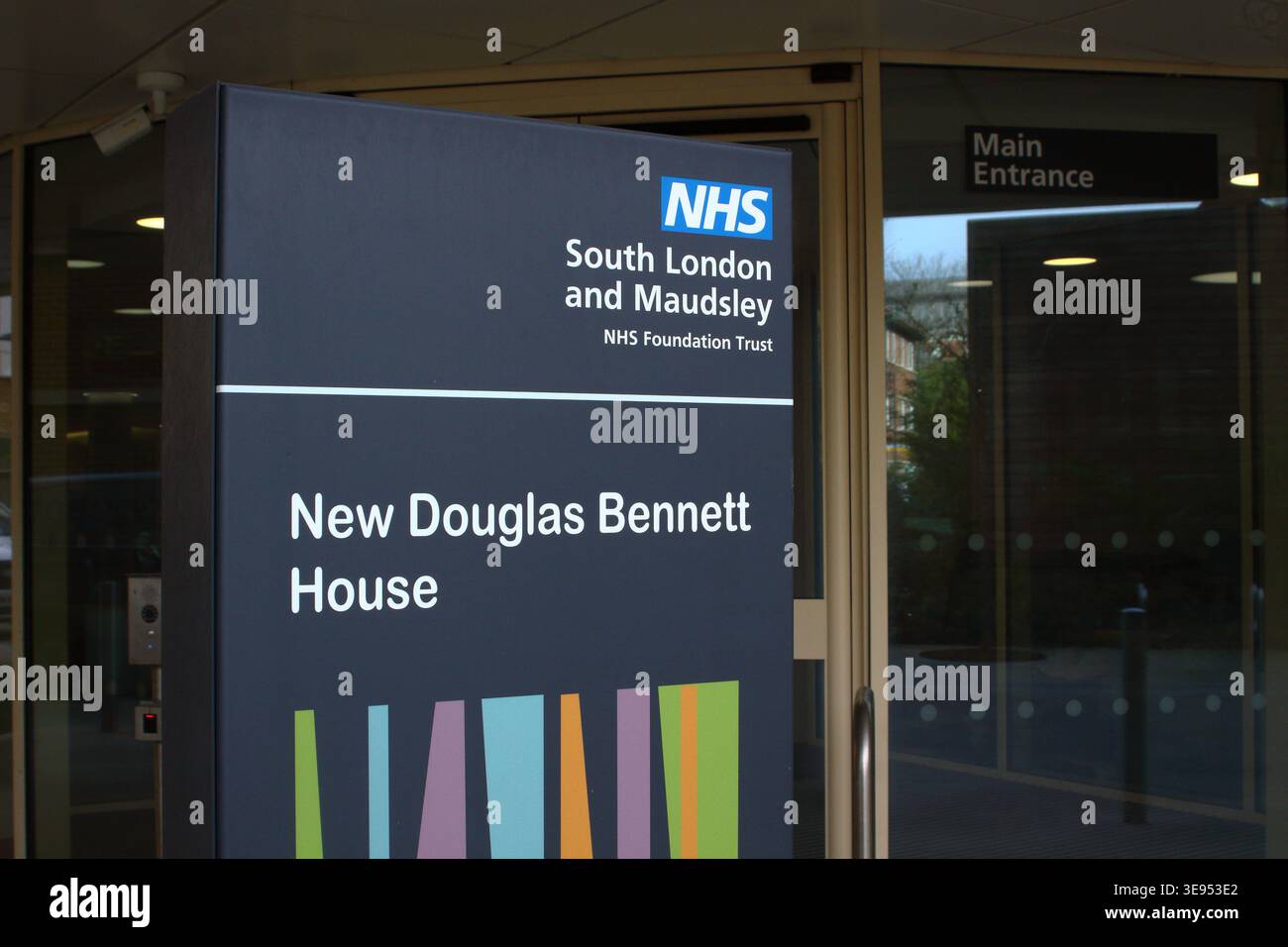 Londra, Inghilterra - 9 aprile 2026: Cartello esterno per la nuova casa di douglas bennett a sud di londra e la fondazione maudsley nhs Trust, ingresso principale, edificio moderno Foto Stock