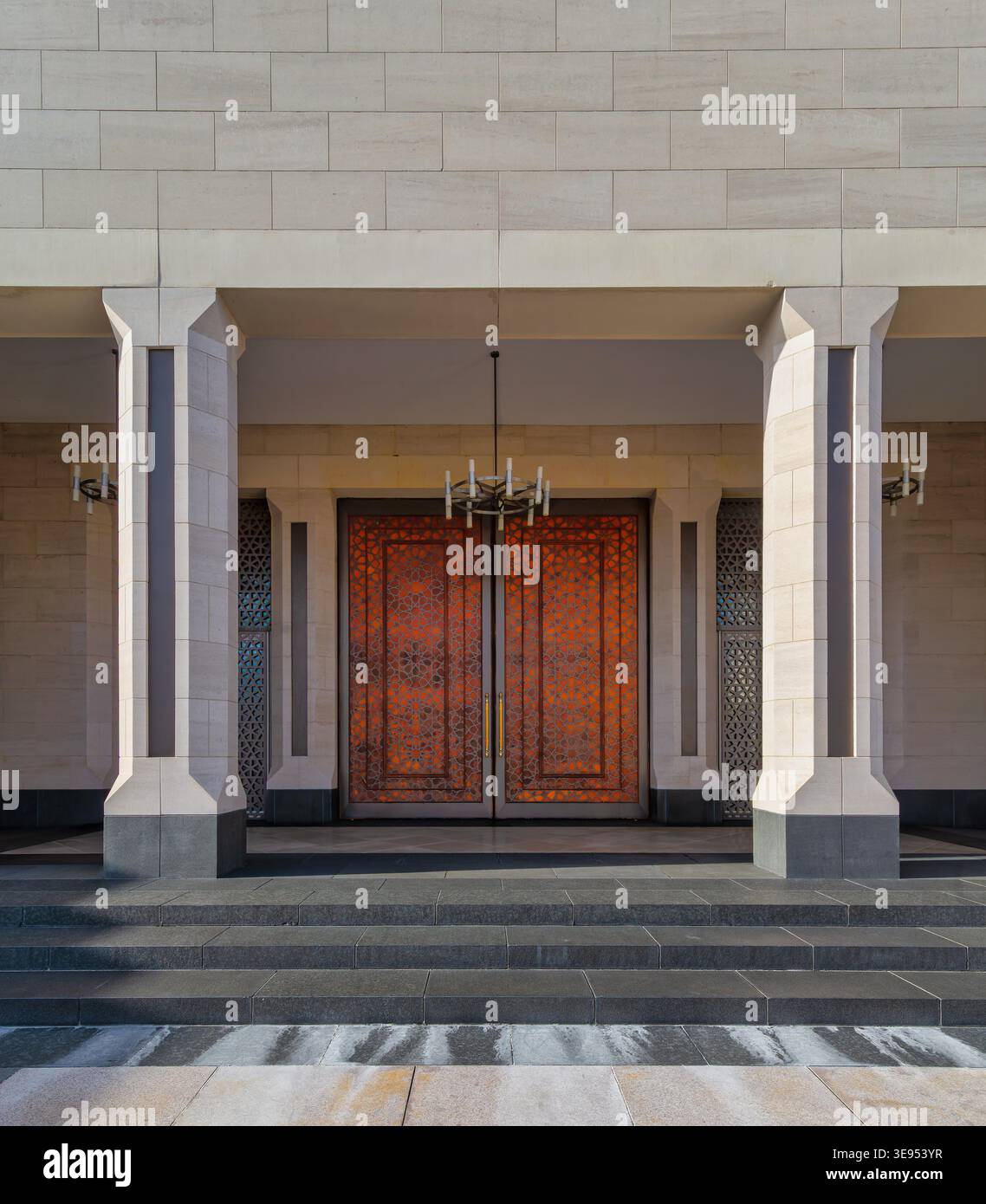 Ingresso alla Galleria delle collezioni islamiche Balai Khazanah Islam Sultan Haji Hassanal Bolkiah, Bandar seri Begawan, Brunei, con porte ornate, colonne di pietra, e passi Foto Stock
