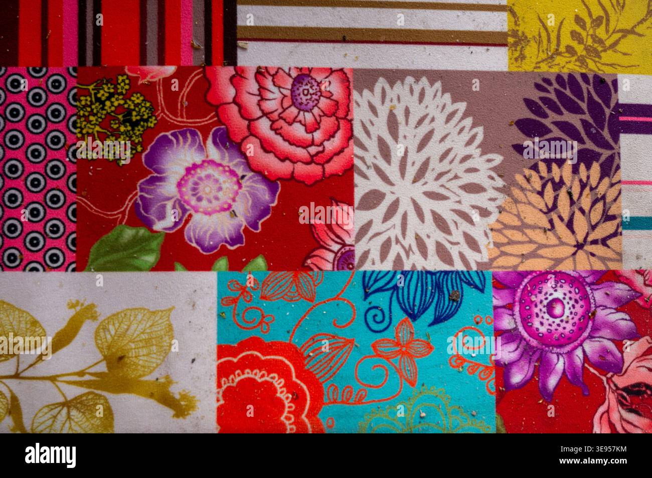 motivo vintage senza cuciture con fiori e foglie Foto Stock