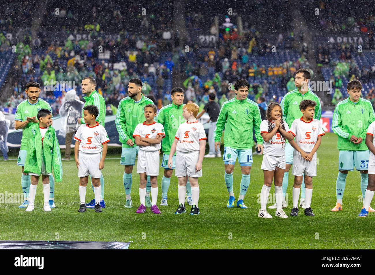 Seattle, Washington, Stati Uniti. 15 aprile 2026. 15 aprile 2026; Seattle, Washington, Stati Uniti; i giocatori dei Sounders sono in campo all'inizio della partita Seattle Sounders vs Tigres nella CONCACAF Champions Cup al Lumen Field.L-R centrocampista dei Seattle Sounders Cristian Roldan #7 attaccante dei Seattle Sounders Jordan Morris #13 difensore dei Seattle Sounders Alex Roldan #16 attaccante dei Seattle Sounders Osaze De Rosario #95 centrocampista dei Seattle Sounders Paul Rothrock #25 centrocampista dei Seattle Sounders #14 Defender dei Seattle Sounders obbligatorio dei Seattle Sounders #37 Melissa Levin - Zuma Press (immagine di credito: © me Foto Stock