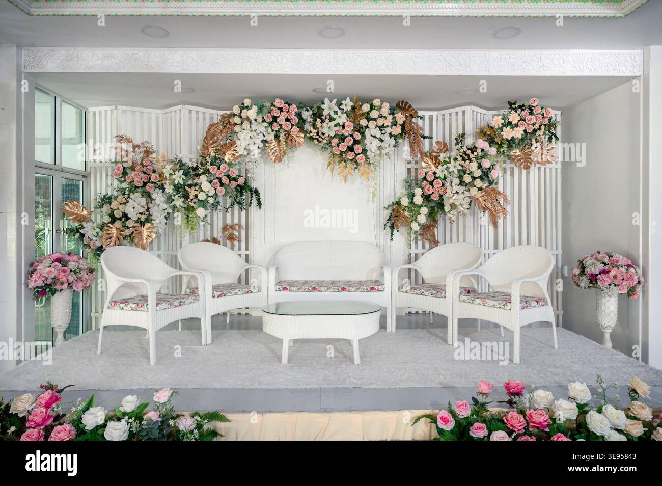 Tema bianco della decorazione del palco del matrimonio con fiori colorati e sedia per gli ospiti in matrimonio tradizionale asiatico Foto Stock