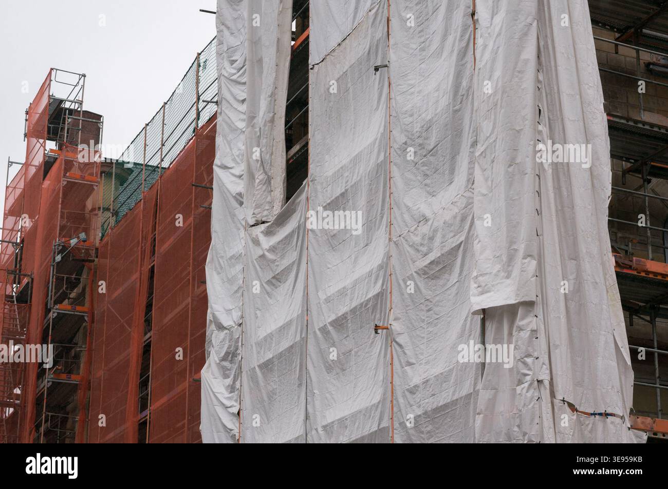 Telone sopra impalcature in costruzione Foto Stock