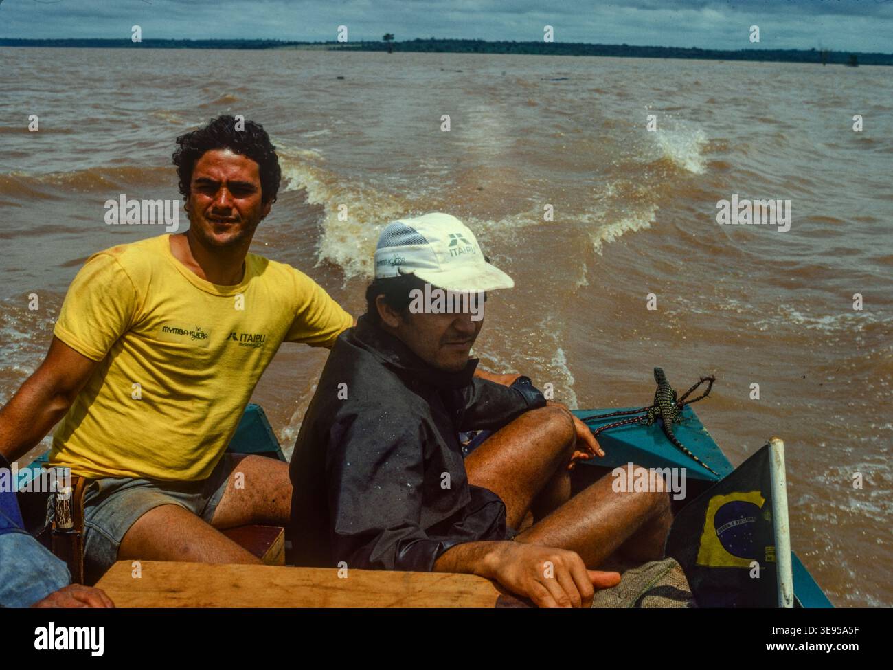 L'operazione di salvataggio degli animali durante il riempimento della diga di Itaipu sul confine con il Brasile del Paraguay nell'ottobre 1982 ha salvato alcuni dei numerosi animali sfollati dalle acque nascenti. Foto Stock
