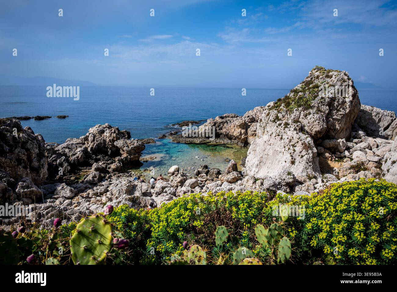 Piscina di Venere, una laguna naturale poco profonda situata alla punta di Capo di Milazzo, una penisola nella parte nord orientale della Sicilia, Italia Foto Stock