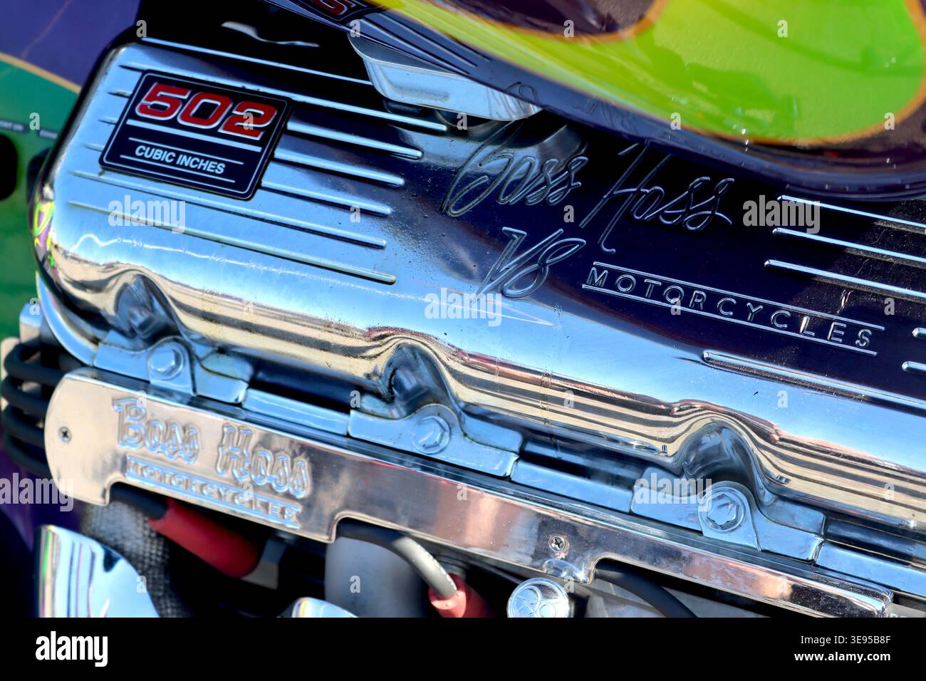 Le coperture dei bilancieri cromate, gli scudi termici di scarico e la verniciatura personalizzata risplendono alla luce del sole su un motore per motociclette Boss Hoss da 502 pollici cubici basato su Chevrolet. Foto Stock