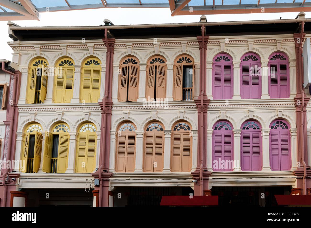 Dettagli architettonici esterni di case ed edifici decorati, colorati, tradizionali, di epoca coloniale a Singagpore. Foto Stock