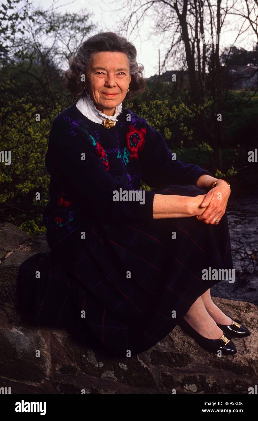 Rosamunde Pilcher, autore, a casa in Scozia. Era una scrittrice britannica di grande successo. I suoi libri hanno venduto più di 60 milioni di copie in tutto il mondo, con un seguito particolarmente massiccio in Germania Foto Stock