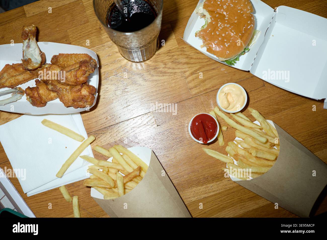 Pasto fast food con Burger Fries Chicken Wings e bibita analcolica Foto Stock