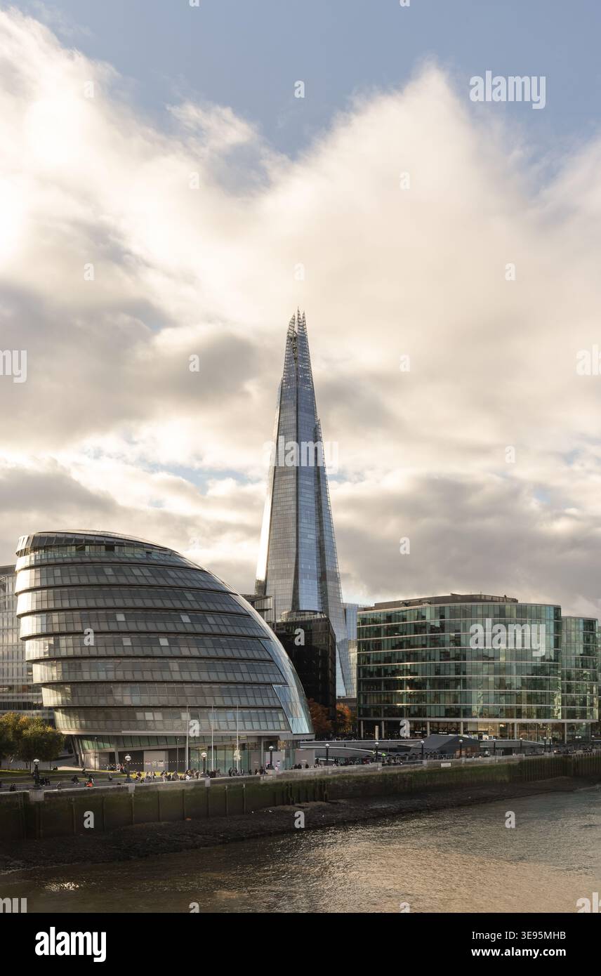 Londra, Regno Unito - 07 novembre 2023 - la guglia neo-futurista Shard perfora un cielo morbido e coperto, con la sua facciata in vetro che risplende con la luce soffusa di una London af Foto Stock