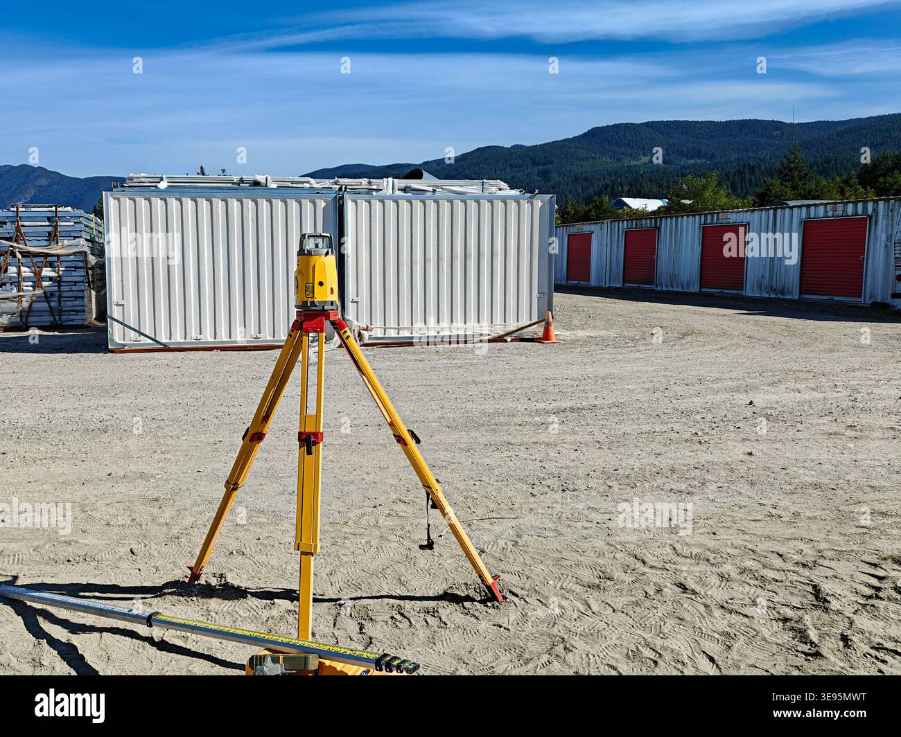 Livella laser rotante professionale su un treppiede in un cantiere in British Columbia. Foto Stock