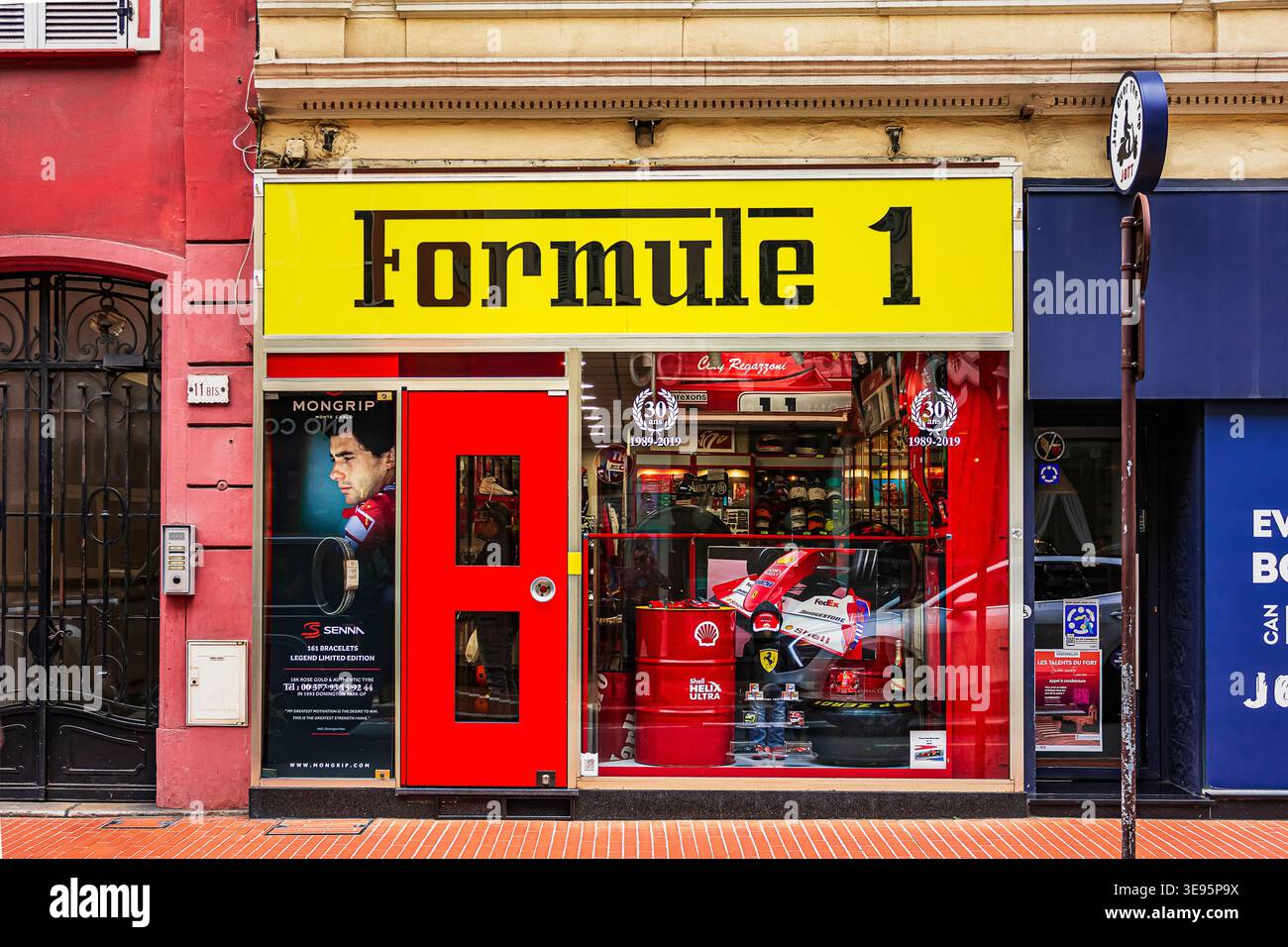 Un negozio di merchandising di Formula 1 a Monte Carlo con un poster di Ayrton Senna Foto Stock