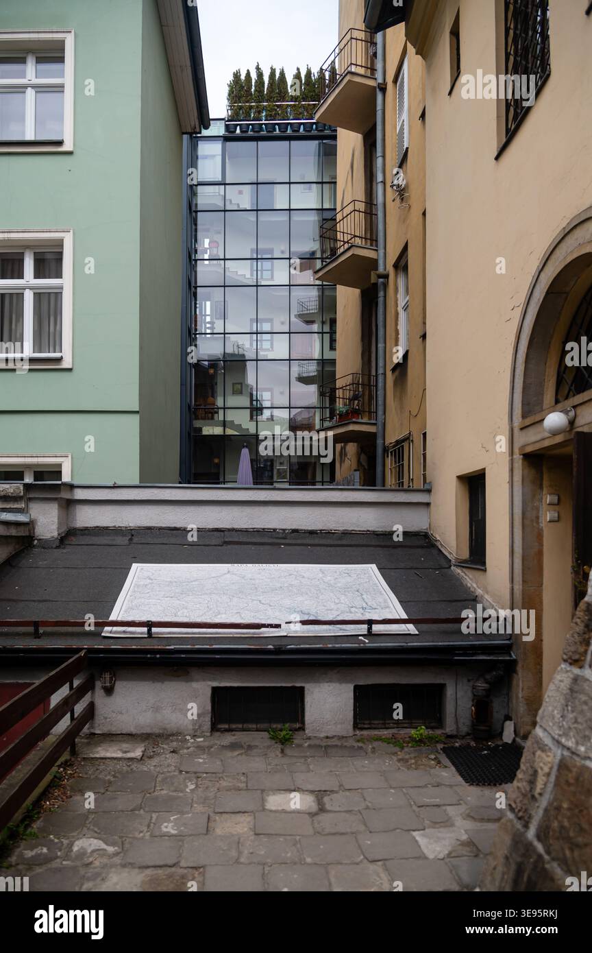 Cracovia, Polonia - 12 aprile 2026: Esplorare il quartiere di Kazimierz con l'architettura moderna a Cracovia, Polonia Foto Stock