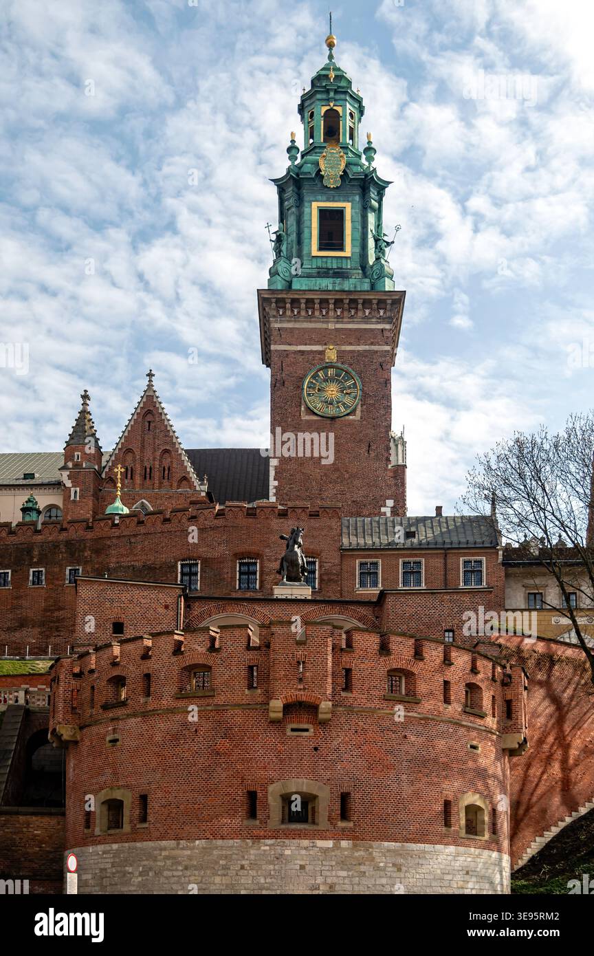 Cracovia, Polonia - 12 aprile 2026: Le persone esplorano il castello di Wawel a Cracovia in Polonia sotto un cielo blu con nuvole. Foto Stock