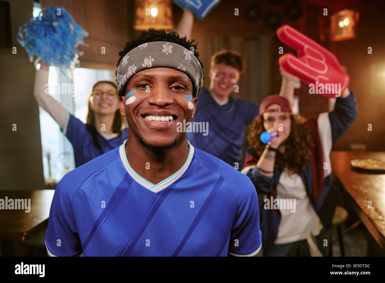 Ritratto di Black Man che esultano con gli amici durante la visione sportiva Foto Stock