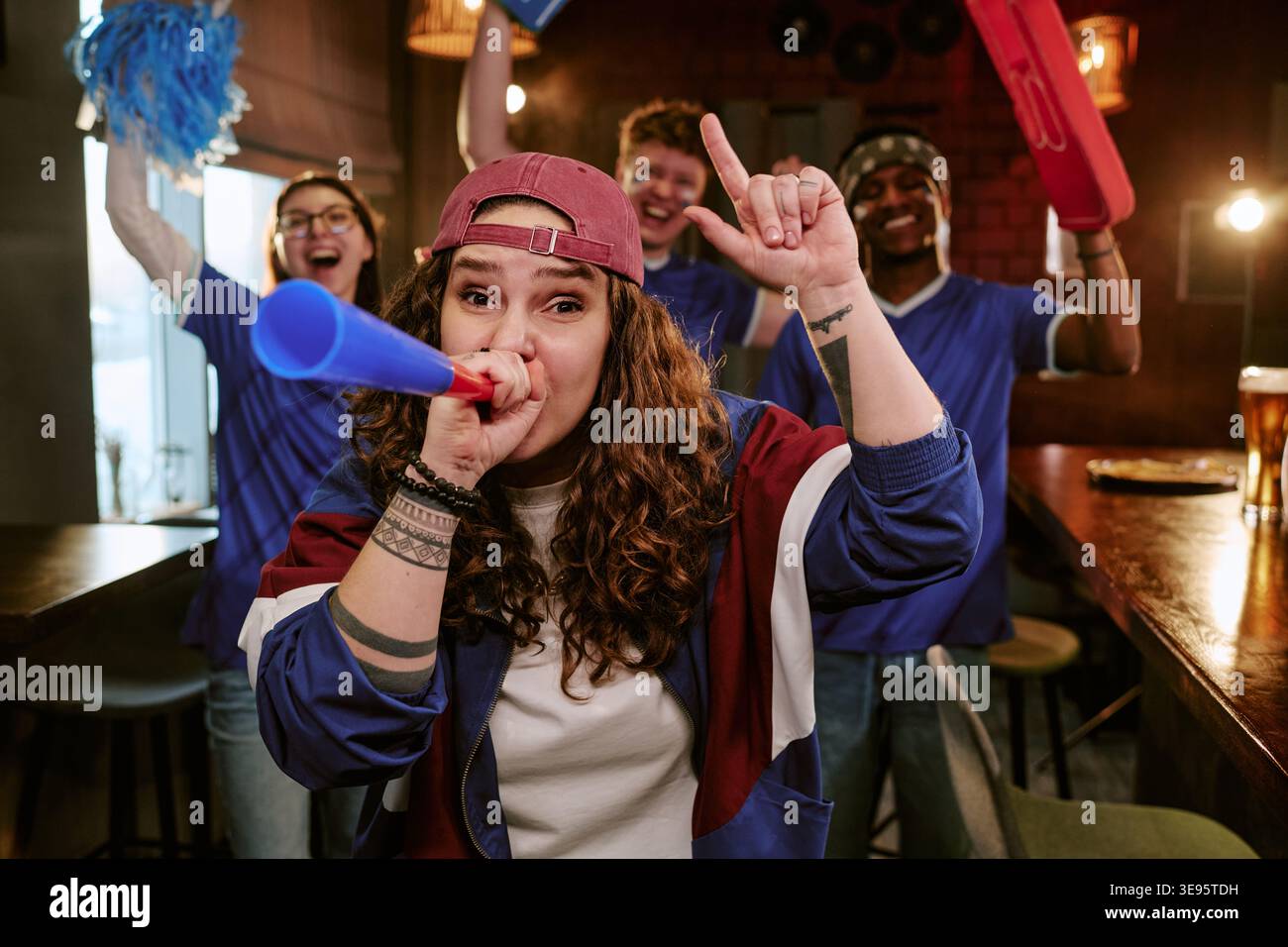 Ritratto di donna adulta che festeggia con gli amici durante una partita sportiva Foto Stock