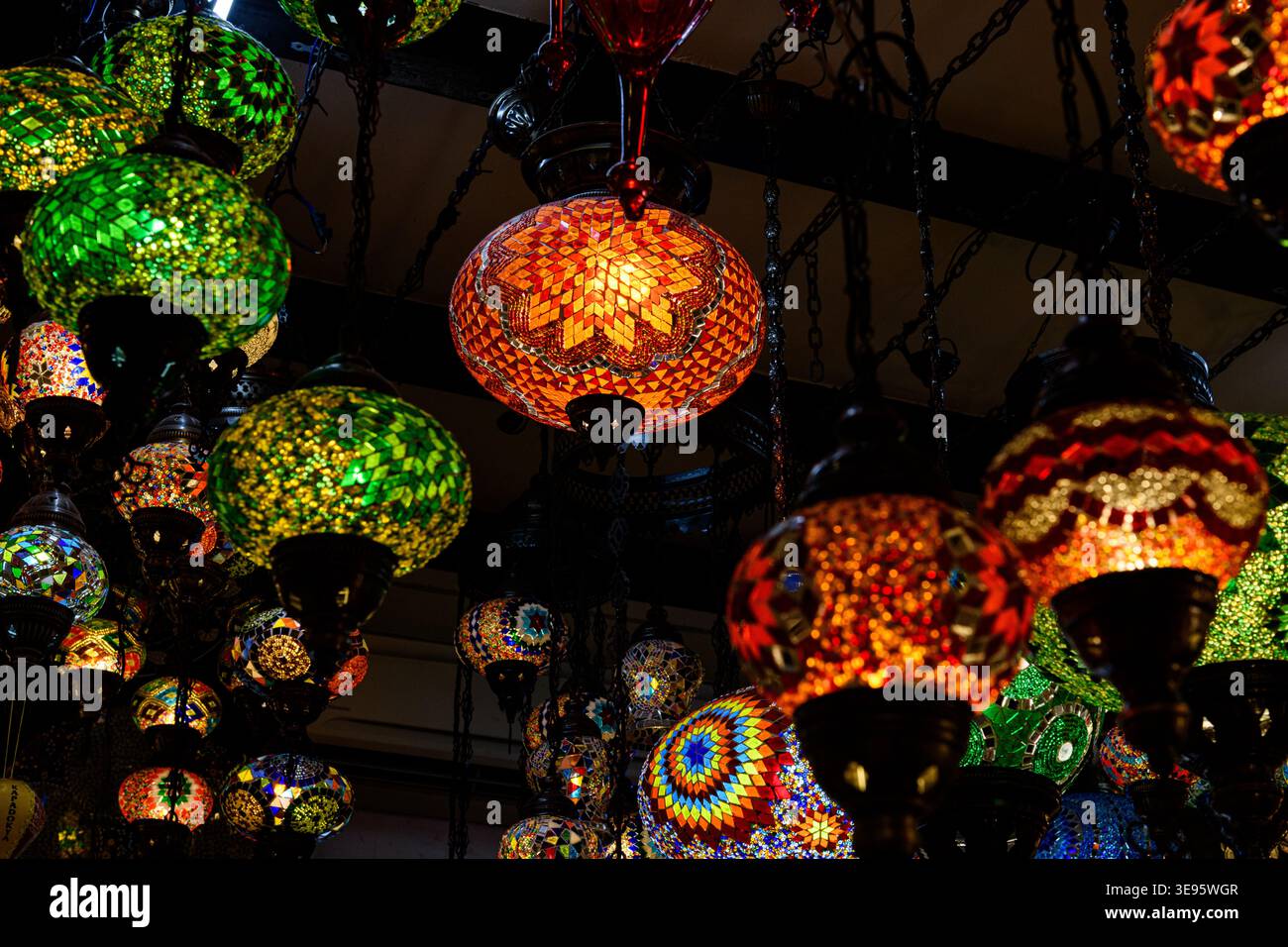 Le colorate lampade a sospensione a mosaico turco adornano il soffitto di uno showroom. Foto Stock