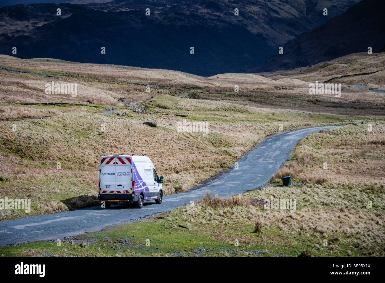 Pulmino Openreach sull'Honister Pass, English Lake District. Foto Stock