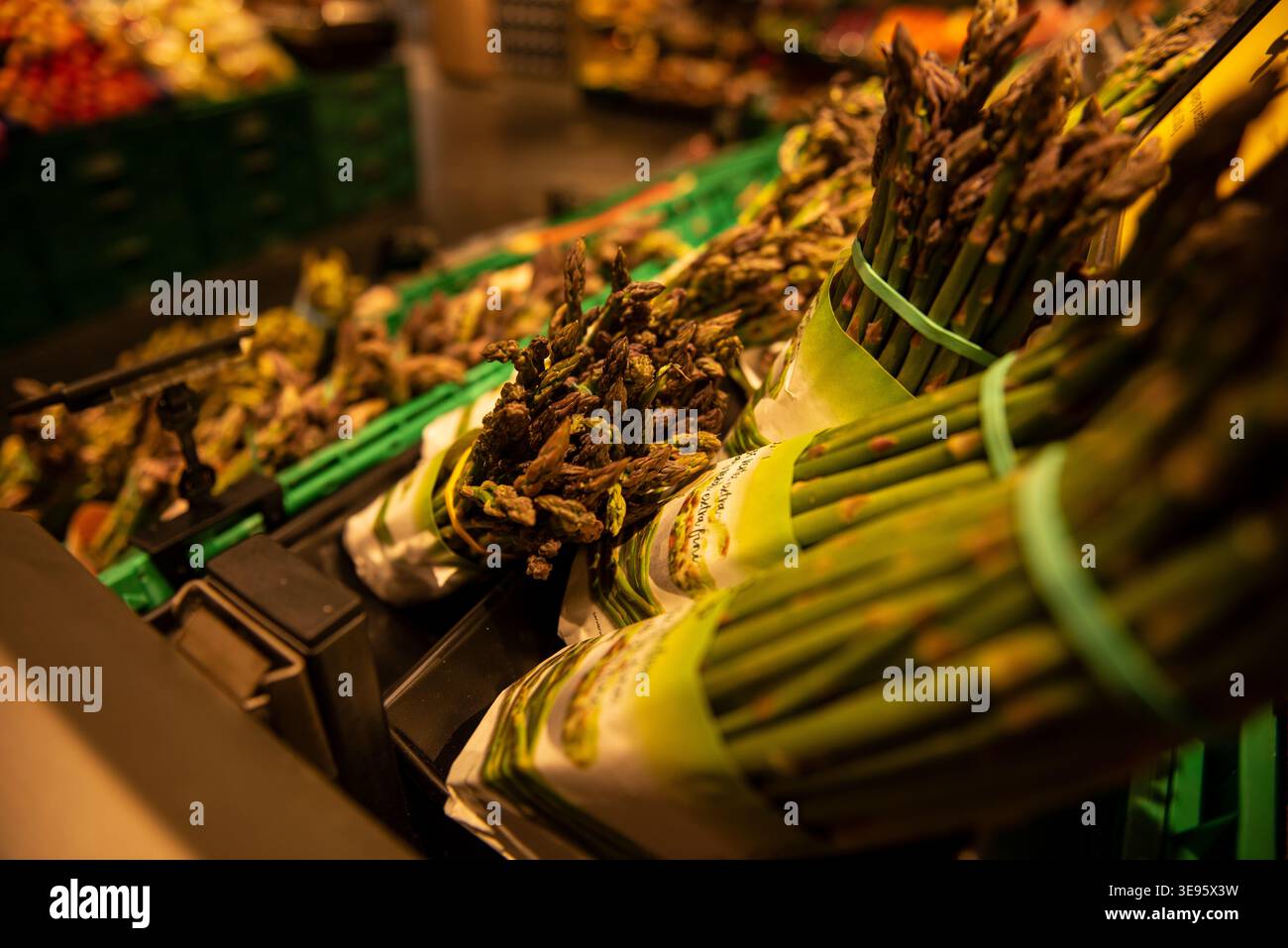 Asparagi freschi al bancone del supermercato, verdi in una scatola Foto Stock