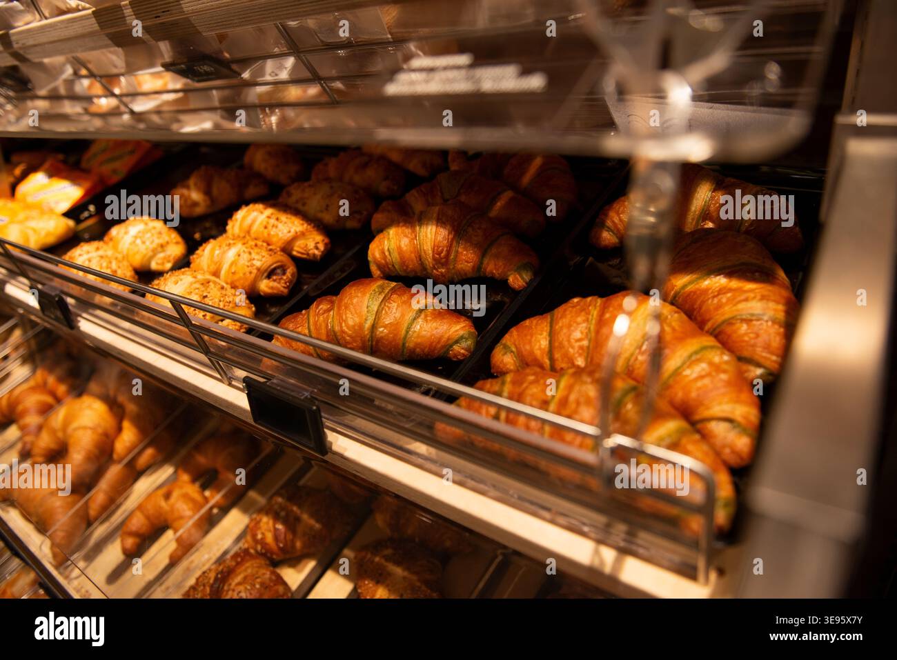 Vetrina per prodotti da forno con croissant e ciambelle, panetteria, prodotti da forno freschi. Foto Stock