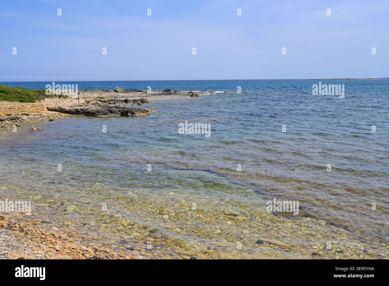 Riserva naturale di Vendicari, limpida costa mediterranea. Acqua di mare cristallina che lava la costa rocciosa di Vendicari in una giornata di sole Foto Stock