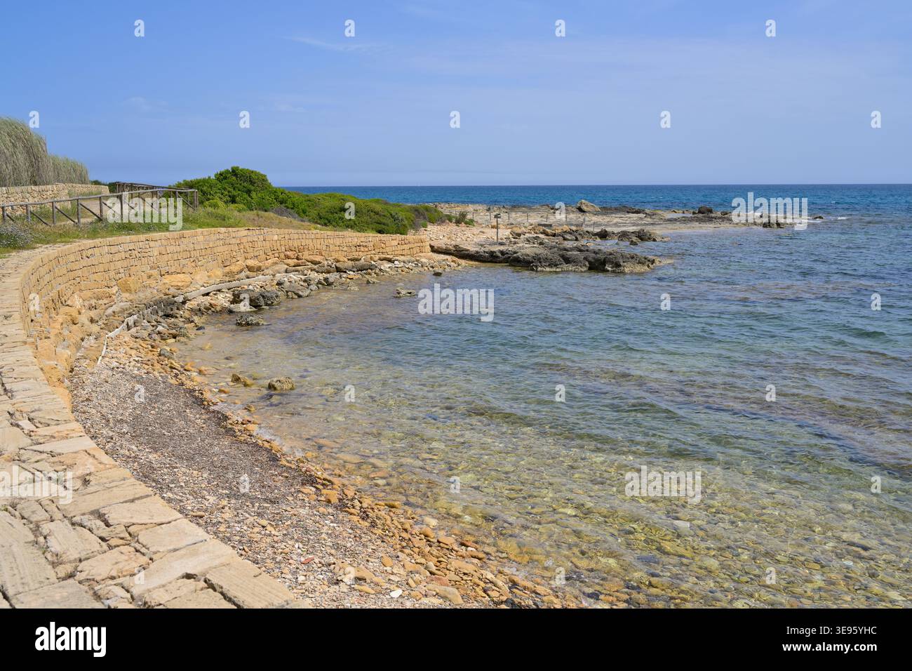 Costa della riserva naturale di Vendicari con acque poco profonde e limpide del Mediterraneo, Sicilia Foto Stock