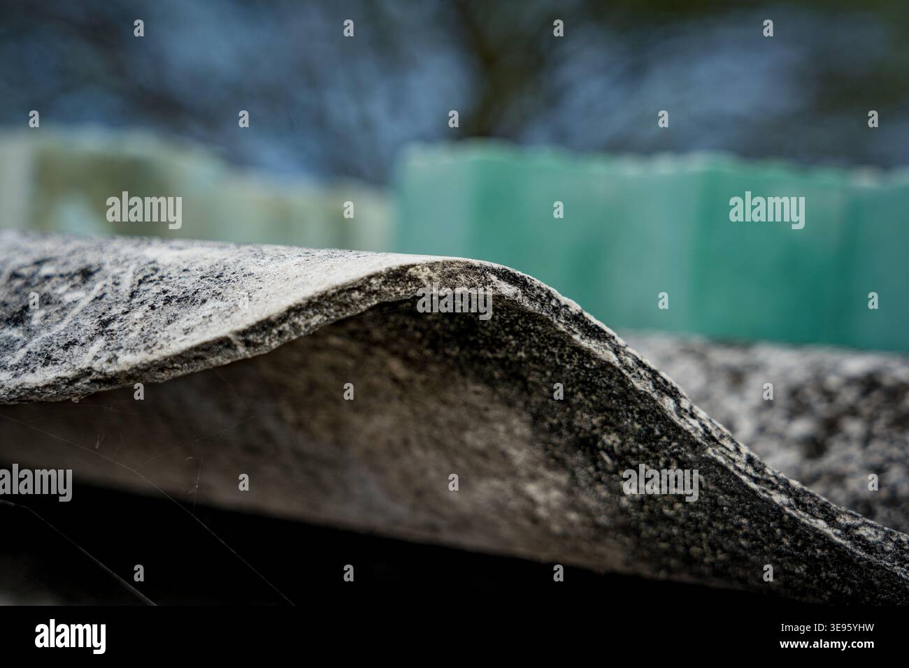 primo piano del tetto in amianto, tetto in piastrelle di amianto cancerogene Foto Stock
