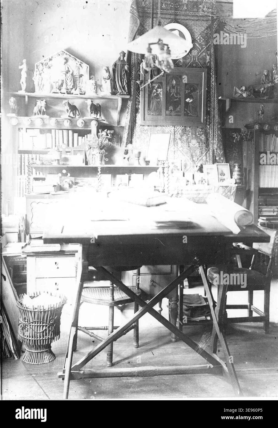 Gli interni del laboratorio Cuypershuis circa 1900 documentano gli spazi di produzione artigianale. La stampa fotografica storica mostra la disposizione degli interni, i banchi da lavoro e le attrezzature utilizzate nella Kunstwerkplaatsen Cuypers & Co. Foto Stock