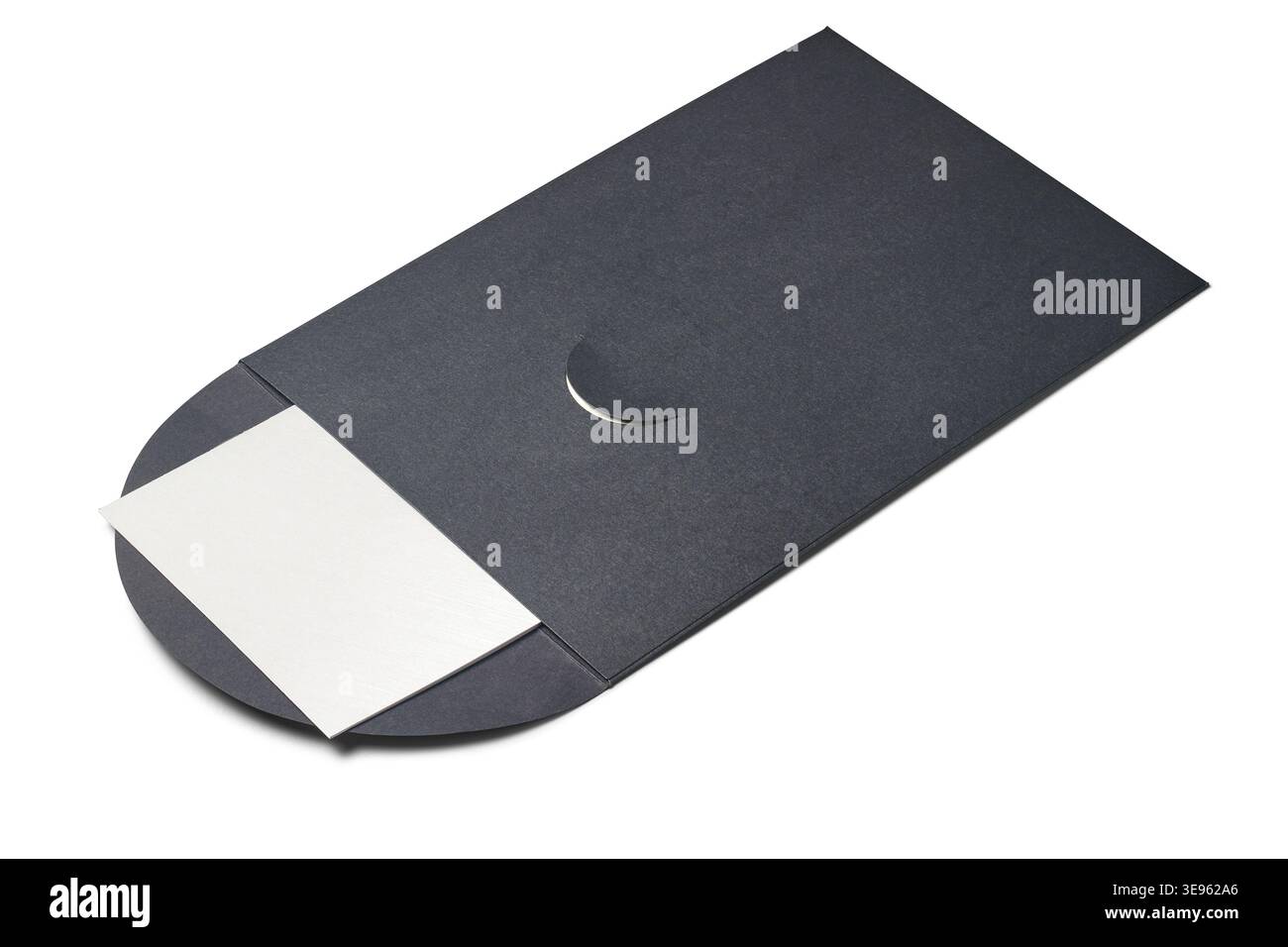 busta in carta nera opaca con scheda bianca bianca scorrevole su sfondo bianco isolato, modello mockup con spazio di copia Foto Stock