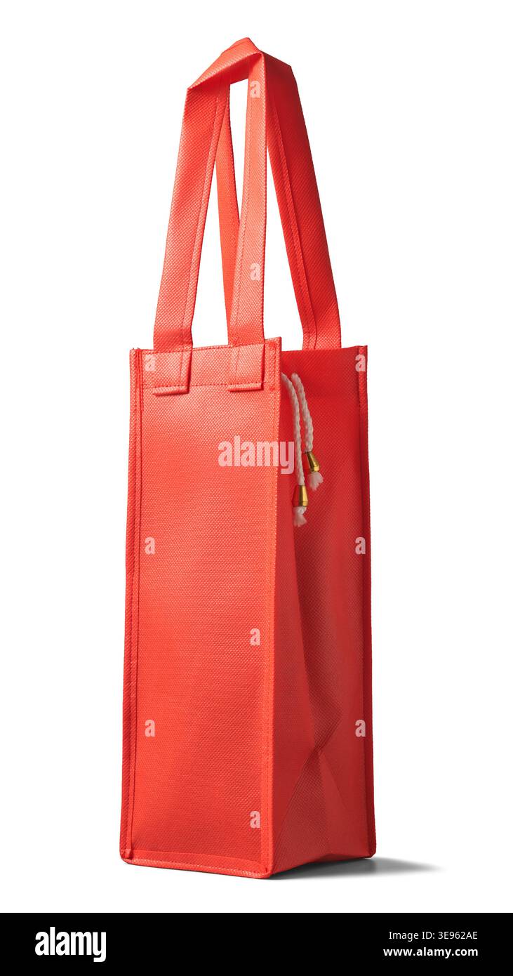 borsa per la spesa vuota in tessuto rosso alto con manici e cordoncino bianco sfondo bianco isolato, vista laterale del modello di mockup vuoto Foto Stock