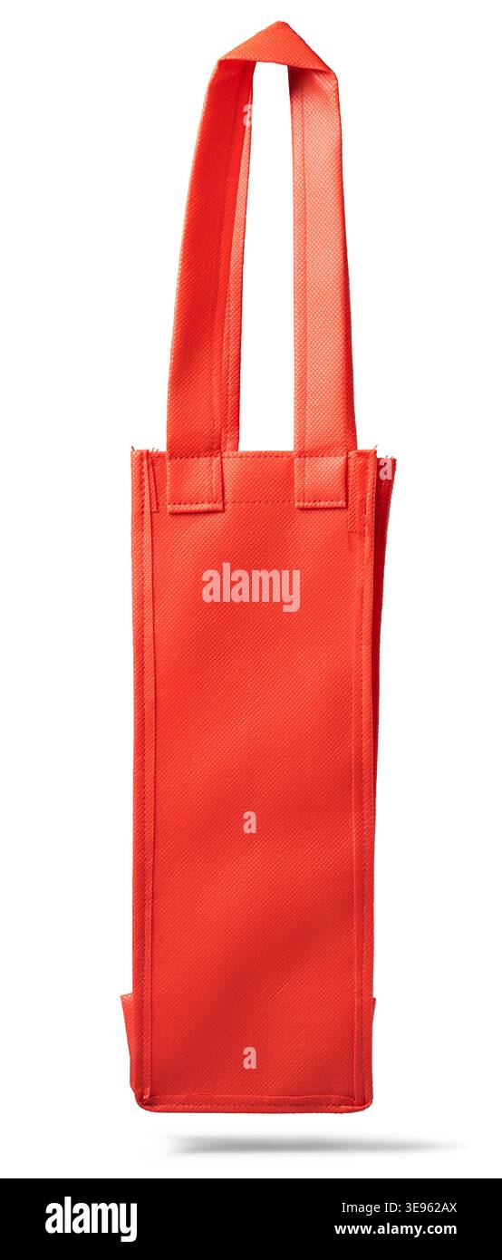 borsa per la spesa vuota in tessuto rosso, sfondo bianco isolato, materiale sintetico testurizzato con manici coordinati, modello mockup con vista laterale con ombra Foto Stock